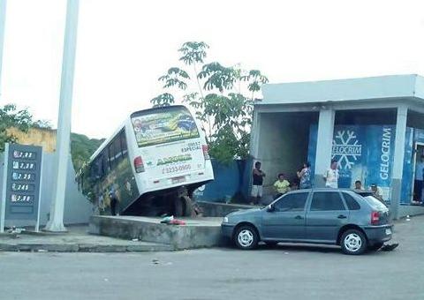 Micro-ônibus perde a direção e atinge depósito de gás
